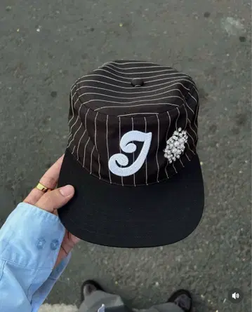 2idiots.label 스트라이프 캡 J 로고 비쥬 장식