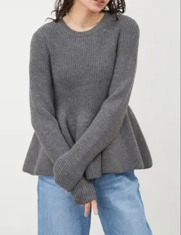 [ 새상품급 ] 미라 오웬 A 라인 실루엣 구축 플레어 니트 풀오버