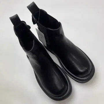 [ 미사용 새상품 ] 잉게보그 블랙 까멜리아 숏부츠 / 2024년 가을