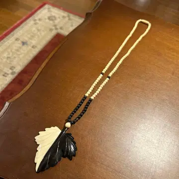 나뭇잎 디자인 롱 목걸이 블랙과 아이보리