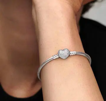 Sparkling Heart & Snake Chain Bracelet