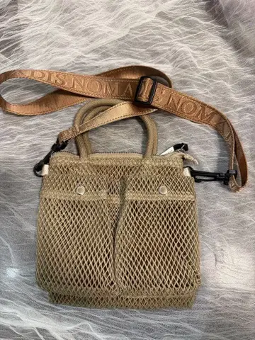 NOMADIS 메쉬 숄더백 블랙 베이지