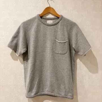 그레이 반팔 티셔츠 가슴 포켓 부착