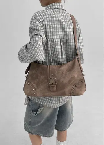 스터드 장식 브라운 스웨이드 숄더백