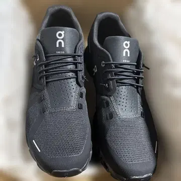 On Cloudstratus 블랙 스니커즈