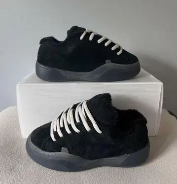 ERL vamps 퍼 소재 블랙스니커즈