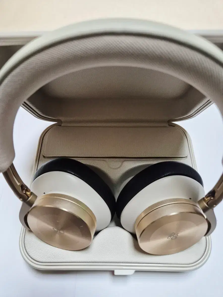 Bang &amp; Olufsen H95 luxury headphones, gold, beige, black, three-tone, Grade A.