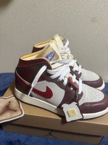 조던 하이컷 스니커즈 화이트/레드/브라운