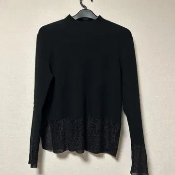 어도어 라메 믹스 블랙 니트 긴팔 하이넥