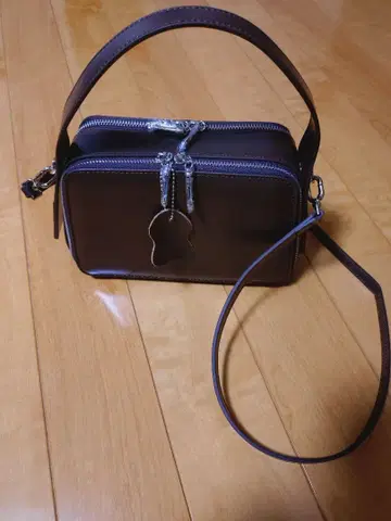 브라운 지퍼 달린 숄더백