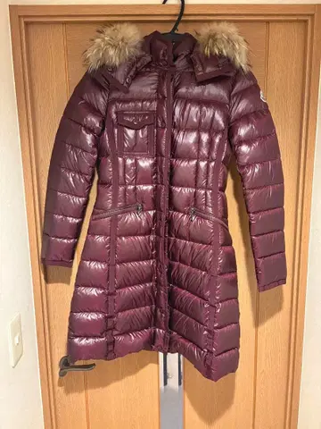 버건디 후드 부착 롱 다운 자켓