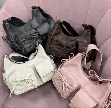 NICE CLAUP 아이보리 포켓 부착 숄더백