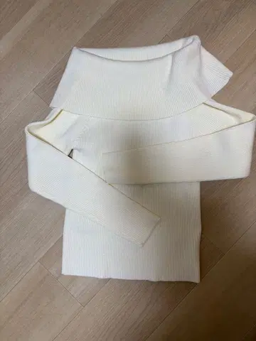 노스탤지어 아이보리 오프숄더 스웨터