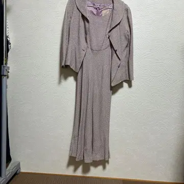 핑크 계열 도트 무늬 정장 세트