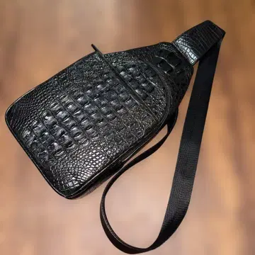 블랙 크로커다일 바디백 숄더백