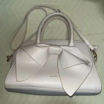 리본 포함 화이트 핸드백