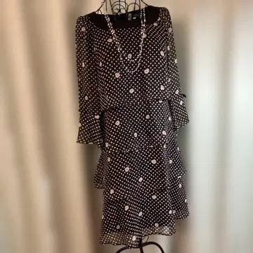 엠즈 그레이시, 세련되고 품격 있으며, 소매는 시스루 드레스