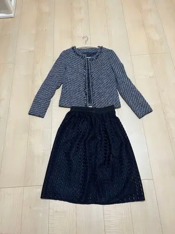 네이비와 화이트 트위드 스커트 셋업