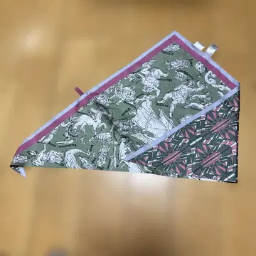 Beaurance 실크 트윌 트라이앵글 스카프