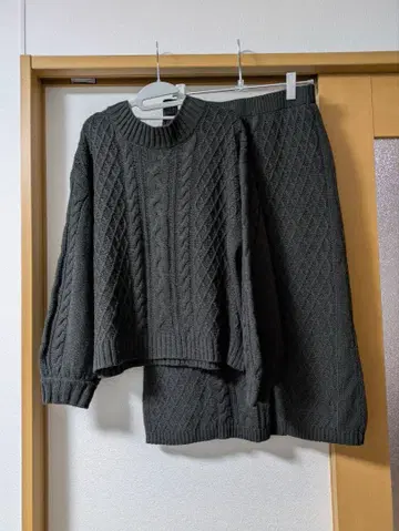 다크 그레이 케이블 니트 셋업