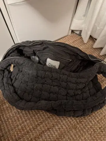 COS 오버 사이즈 퀼트 숄더백 그레이