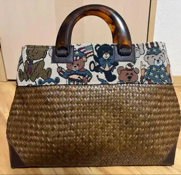 바스켓 짜임 토트백 곰 패턴 포함 중간 포켓 있음