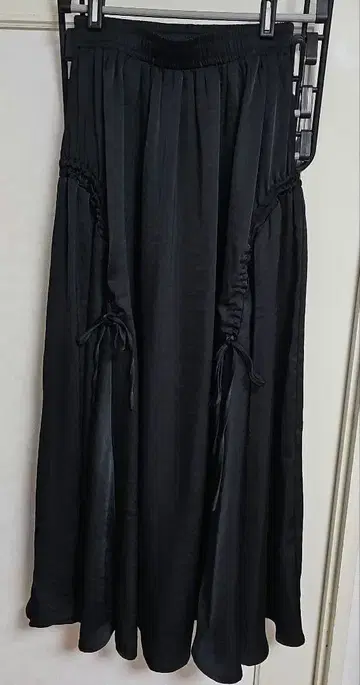 QUEENshop 대만 브랜드 블랙 사이드 리본 스커트