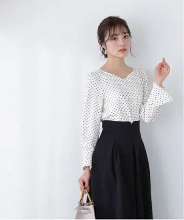 프로포션 바디 드레싱 펄 커프스 블라우스