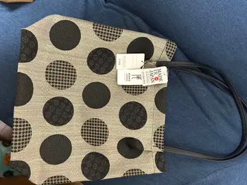 도트 무늬 토트백 베이지와 블랙