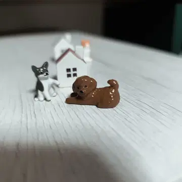 개 피규어와 미니어처 하우스 세트