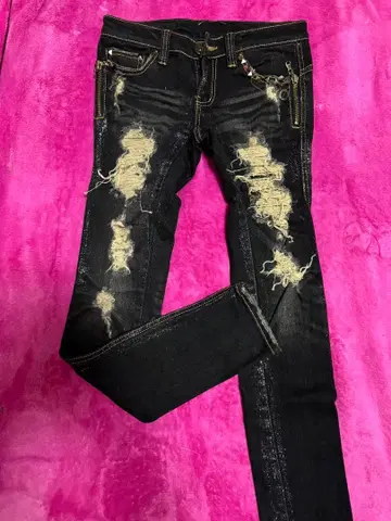 d.i.a. 데미지 가공 스터드 부착 스키니 데님