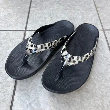 OOFOS 레오파드 무늬 샌들 W8 (EU 39)