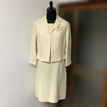 아이보리 트위드풍 수트 플라워 모티브 부착 ARCENCLEL