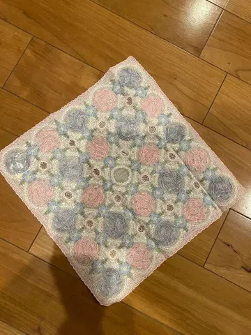 YUE HWA 꽃무늬 자수 손수건