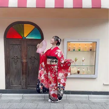 화려한 빨간색 후리소데