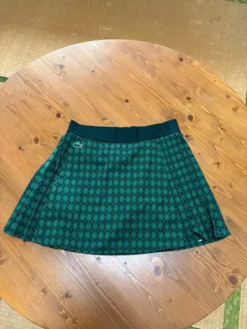Lacoste 다이아몬드 패턴 플레어 스커트
