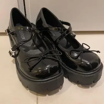 블랙 에나멜 통굽 로퍼