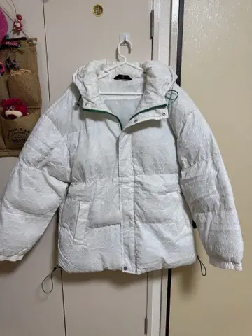 화이트 다운 자켓 후드 부착