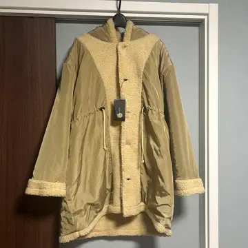 [ 새상품 ] Kastane 후드 부착 베이지 리버서블 모즈 코트