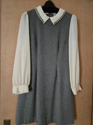 그레이와 화이트의 긴팔 원피스