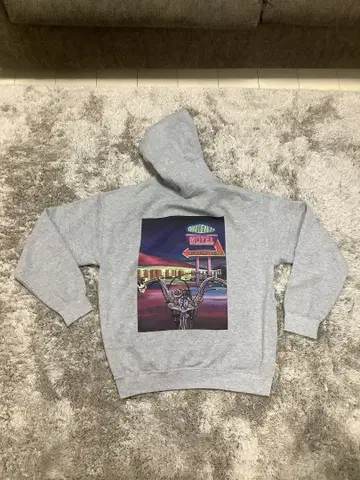 그레이 후드 부착 후드티 그래픽 프린트
