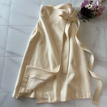 새상품급 THE IRON 랩스커트 울 화이트 리본 38