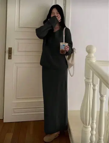 다크 그레이 니트 셋업