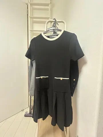 블랙 반팔 무릎 기장 원피스