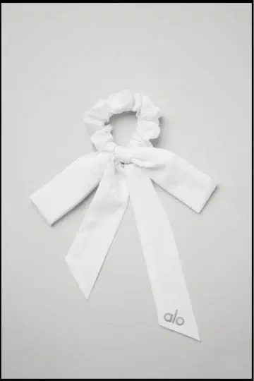 [ 정품 ] 새상품 alo 애로우 요가 러블리 리본 스크런치 화이트 로고