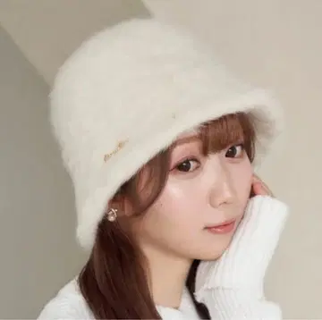RoseMuse charm fur bucket hat white