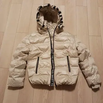 베이지 다운 자켓 후드 부착