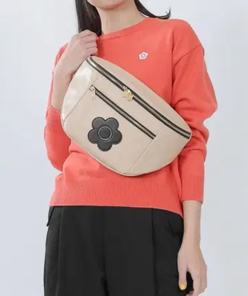 MARY QUANT 데이지 패치 바디백