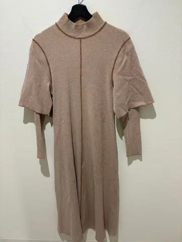 PUBLIC TOKYO 베이지 하이넥 니트 원피스