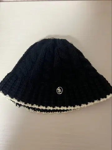 케이블 짜임 니트 모자 블랙/화이트
